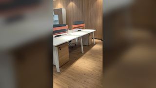 Ένα μινιμαλιστικό γραφείο για μια ομάδα τεσσάρων ατόμων