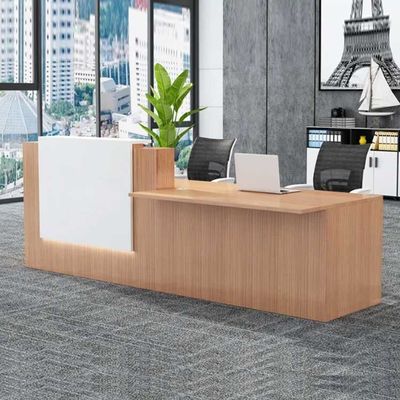 Το 2000WMM Executive Receptionist Desk με δύο κλειδωμένα συρτάρια